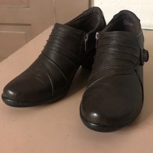 Btownish black clogs